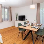 Kreuzwirt Am Rosenberg Апартаменты *
